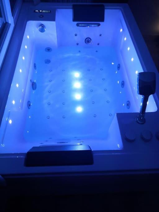 וויסטרהאם Spa Privatif Face Mer Riva Romantic & Spa מראה חיצוני תמונה